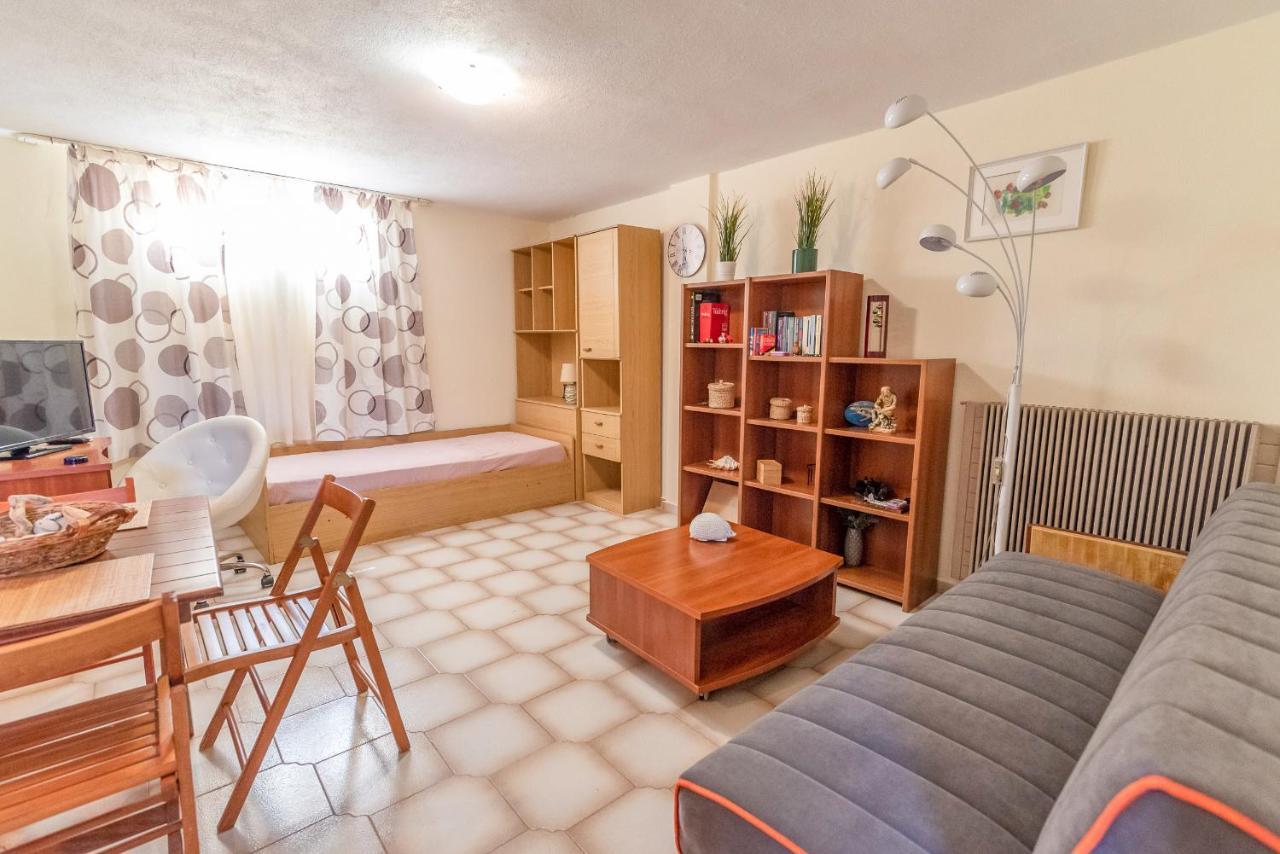 Pine Trees Apartment Превеза Экстерьер фото