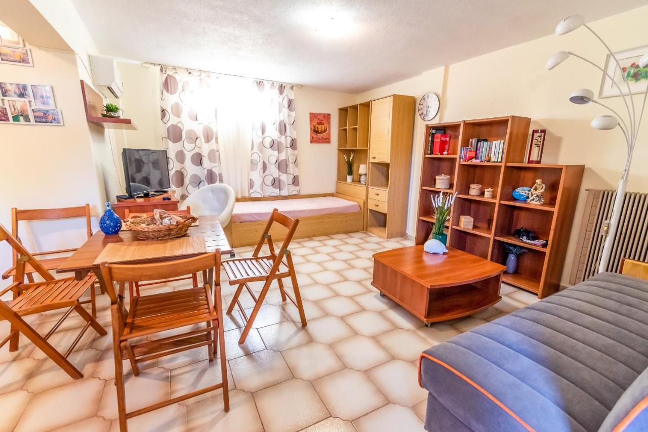 Pine Trees Apartment Превеза Экстерьер фото